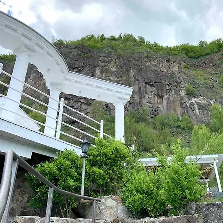 Chorna Skelya & Wellness Vynohradiv