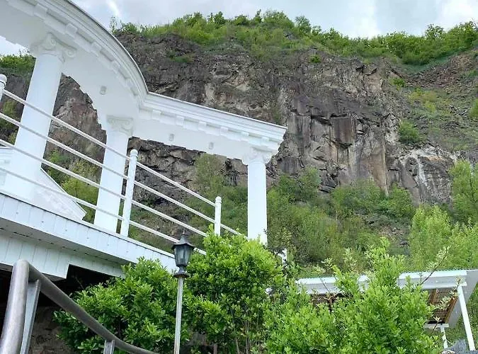 Chorna Skelya & Wellness Vynohradiv